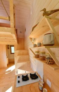 een kleine keuken in een blokhut met een fornuis bij Tiny Côte d’Opale in Audresselles