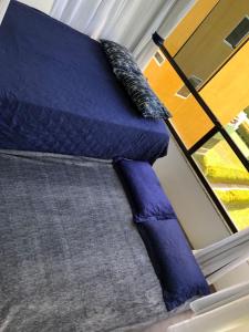 Un pat sau paturi într-o cameră la Studio Flat no Resort Gavoa - frente a Coroa do Avião