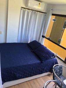 سرير أو أسرّة في غرفة في Studio Flat no Resort Gavoa - frente a Coroa do Avião
