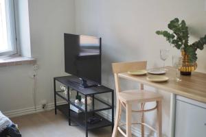 un soggiorno con tavolo e TV su un bancone di Beautiful design studio in the heart of Kallio a Helsinki