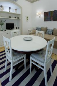 una mesa blanca y sillas en la sala de estar. en Casa do Povo, en Elvas