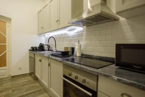 a kitchen with a sink and a counter top at Casa do Povo in Elvas