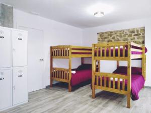 Двухъярусная кровать или двухъярусные кровати в номере Albergue Casa Vacas