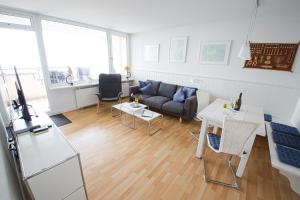 una sala de estar con un sofá y una mesa en Haus Uthlande Uthlande Whg 47 Meeresrauschen, en Wyk auf Föhr