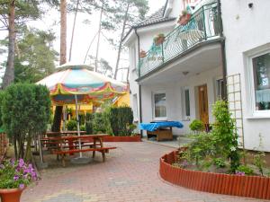 Un patio sau altă zonă în aer liber la Pension Dom Wypoczynkowy Ulla