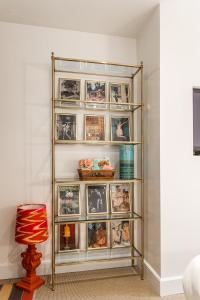 een plank met foto's en een stoel in een kamer bij Molenmeers Boutique Guesthouses in Brugge