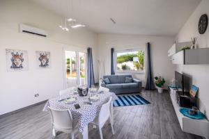 a living room with a table and a couch at LA STELLA DEL SUD in Marsala