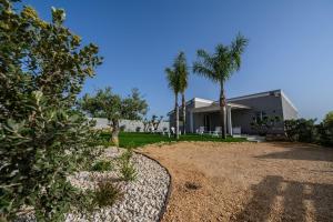 ein Haus mit Palmen davor in der Unterkunft LA STELLA DEL SUD in Marsala