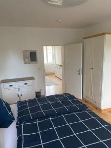 1 dormitorio con edredón azul en la cama en Mitten im Herzen von Neubrandenburg, en Neubrandenburg