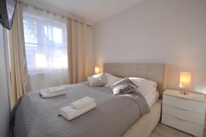 sypialnia z łóżkiem z dwoma ręcznikami w obiekcie Apartamenty Bryza - Monte Cassino 8-6 - Garage w Świnoujściu