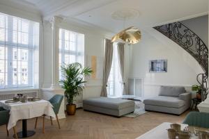 een woonkamer met een bank en een tafel bij Molenmeers Boutique Guesthouses in Brugge