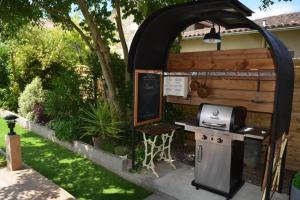 Una cocina al aire libre con parrilla en un patio trasero. en Le Jardin Villemaurine, en Saint-Émilion 38 fotos más
