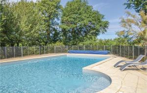 einen Pool mit einem Stuhl neben einem Zaun in der Unterkunft Cozy Home In Durfort Lacapelette With Private Swimming Pool, Can Be Inside Or Outside in Durfort