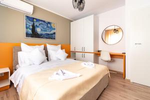 Un dormitorio con una cama grande con toallas. en Sabri Apartments, en Berceni 24 fotos más