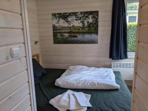 Säng eller sängar i ett rum på Camping Houtum