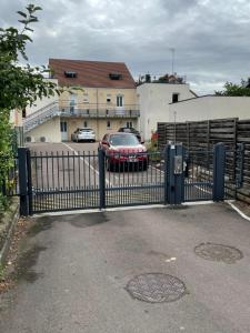 una puerta con un coche aparcado en un estacionamiento en Studio calme et cosy, en Saint-Julien-les-Villas