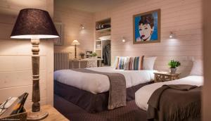 Postel nebo postele na pokoji v ubytování Hôtel des Alpes + 8 fotografií