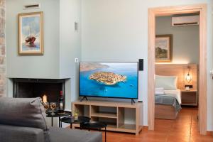 Televízia a/alebo spoločenská miestnosť v ubytovaní Casa Kaneli Luxury Villa Elounda
