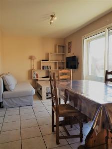 sala de estar con mesa grande y cama en Villa Martha - Appt 04, en Guéthary