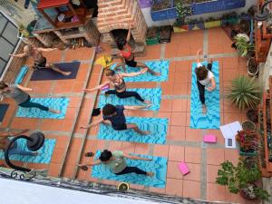 un grupo de personas haciendo yoga en una piscina en Hostal La Isla en San Cristóbal de Las Casas