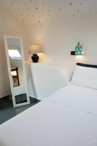 A bed or beds in a room at Upstairs - Skylight