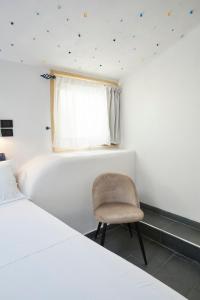 A bed or beds in a room at Upstairs - Skylight