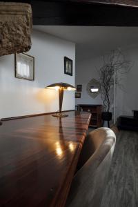 A bed or beds in a room at Upstairs - Skylight