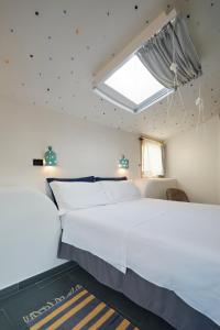 A bed or beds in a room at Upstairs - Skylight