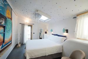 A bed or beds in a room at Upstairs - Skylight