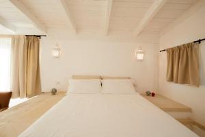 A bed or beds in a room at Upstairs - Skylight