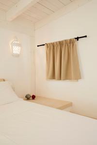 A bed or beds in a room at Upstairs - Skylight