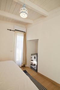 A bed or beds in a room at Upstairs - Skylight