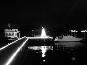 Pousada Aquamaster Dive Center في انغرا دوس ريس: يتم رسو اثنين من القوارب في رصيف الميناء في الليل