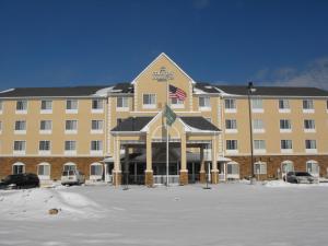ein großes Gebäude mit amerikanischer Flagge davor in der Unterkunft Country Inn & Suites by Radisson, Washington at Meadowlands, PA in Washington