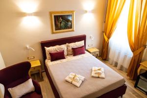 Residenza Di Nucci في تيرمولي: غرفة نوم عليها سرير وفوط