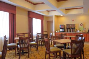 a dining room filled with tables and chairs at Country Inn & Suites by Radisson, Washington at Meadowlands, PA in Washington