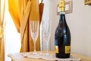a bottle of wine and two glasses on a table at Residenza Di Nucci in Termoli