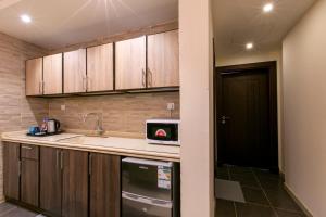 مطبخ أو مطبخ صغير في Karam Hiraa Hotel Apartments - كرم حراء للشقق الفندقية