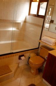 La salle de bains est pourvue de toilettes, d'une douche et d'une baignoire. dans l'établissement La Morada del Sol, à Tausa Viejo
