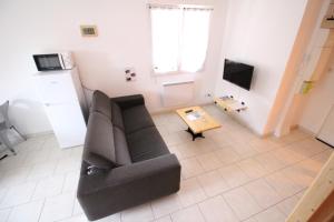 a living room with a couch and a coffee table at Appartement T1 tout confort au Lac du Der in Giffaumont