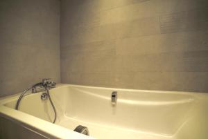 Et badeværelse på Charmant studio à Méribel avec cheminée