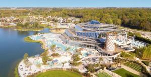 z góry widok na ośrodek z basenem w obiekcie superbe villa au pied de Disneyland et val d'Europe w mieście Serris