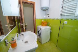 Un baño de Apartments Biskupović