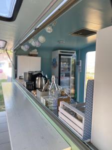 una cocina con barra en un camión de comida en B&B L'OFFICINA DEI SOGNI en Poggio Morello
