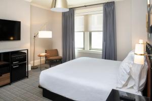 una camera d'albergo con letto e TV di Copley Square Hotel a Boston