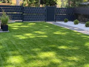 Vonkajšia záhrada v ubytovaní APARTAMENT MIERZYN