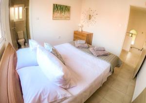 Postel nebo postele na pokoji v ubytování Villa Alba, Luxury 4 BDRM Villa with Heated Pool