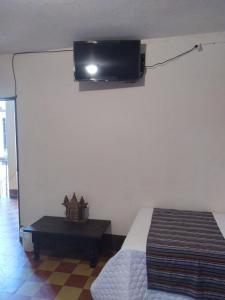 Μια τηλεόραση ή/και κέντρο ψυχαγωγίας στο Hotel Acatenango Inn