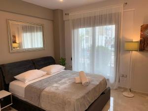 テッサロニキにあるAntony Luxury Suite in Thessalonikiの大きな窓のあるベッドのある寝室