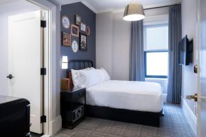 Postel nebo postele na pokoji v ubytování Copley Square Hotel, a FOUND Hotel